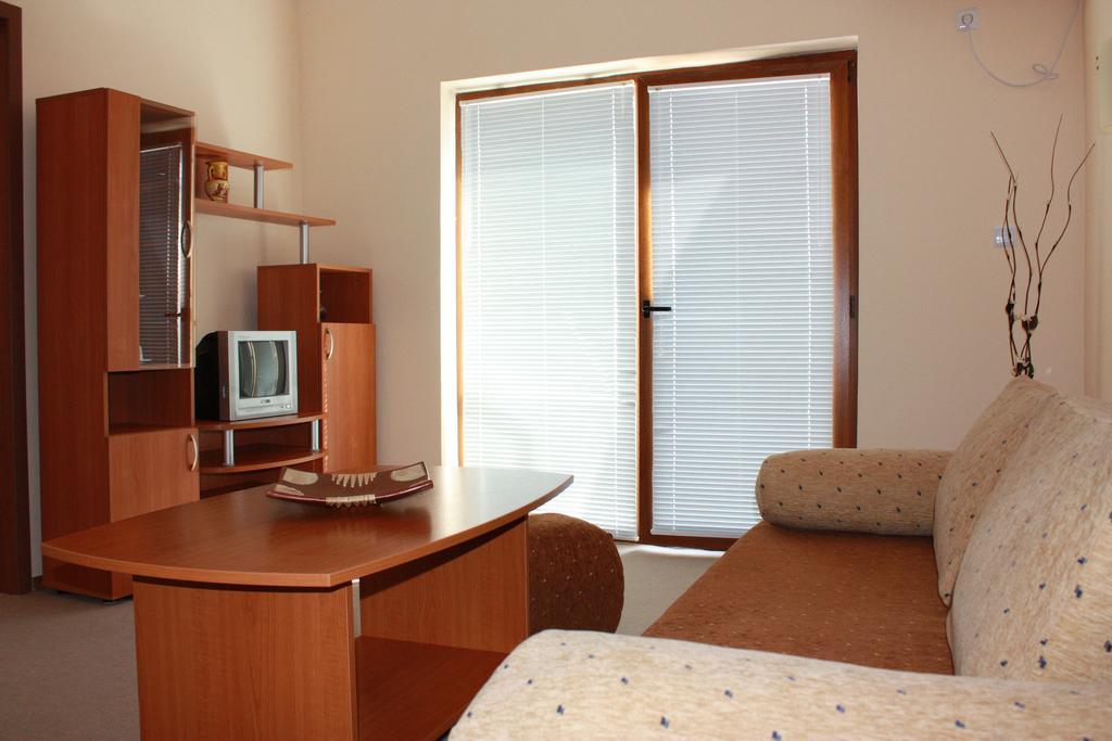 Hotel Milan Primorsko Exterior photo